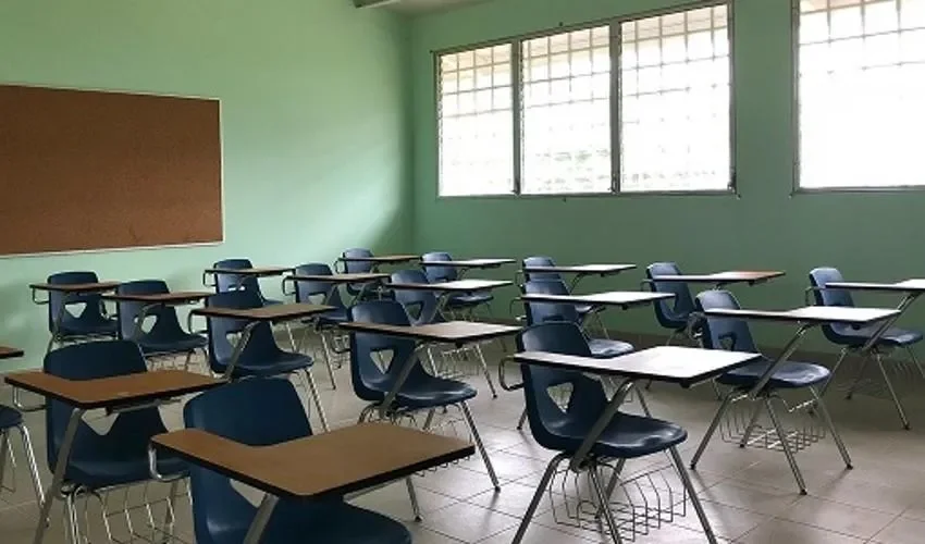 Aulas de clases vacías en la espera de los estudiantes. 