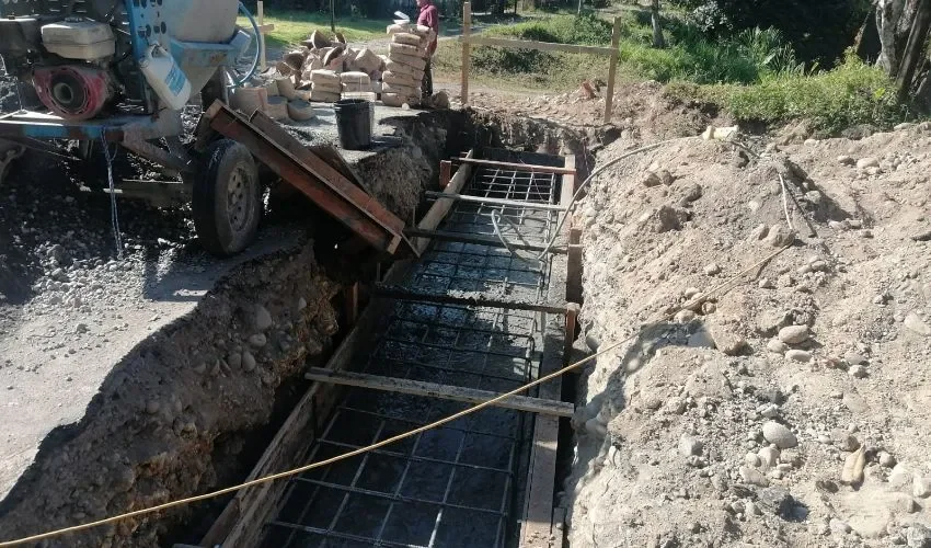 Construcción de las bases para el puente. 