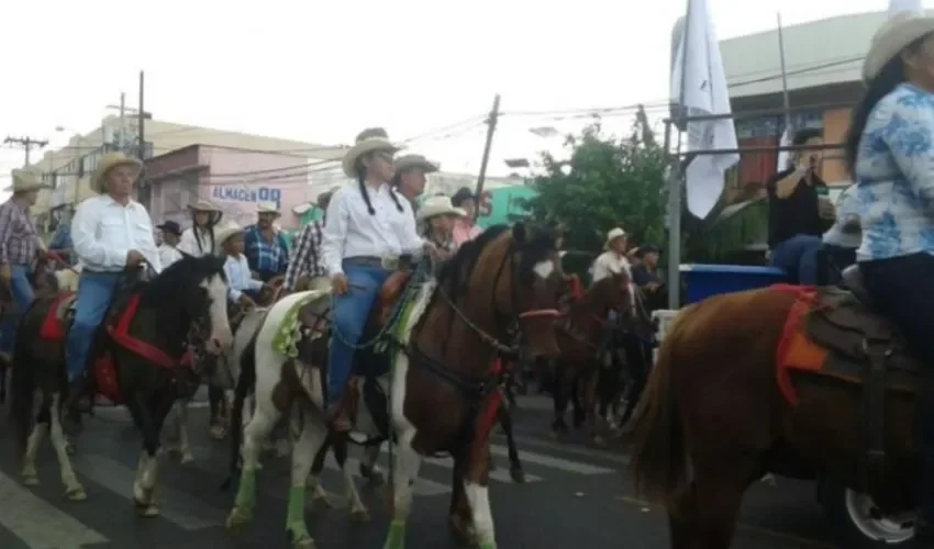 La cabalgata reúne a personas de todas partes. 