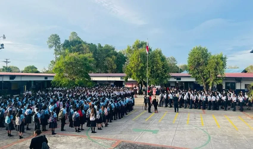 Estudiantes en el acto cívico.