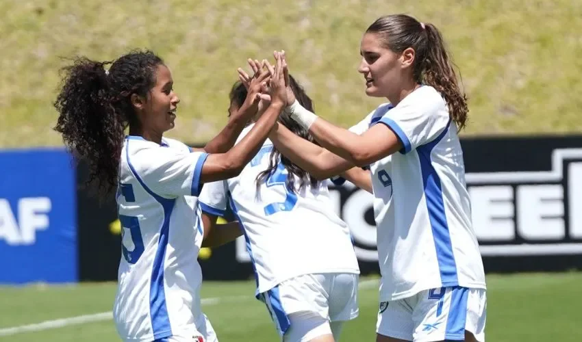 Las chicas celebraron el triunfo. 