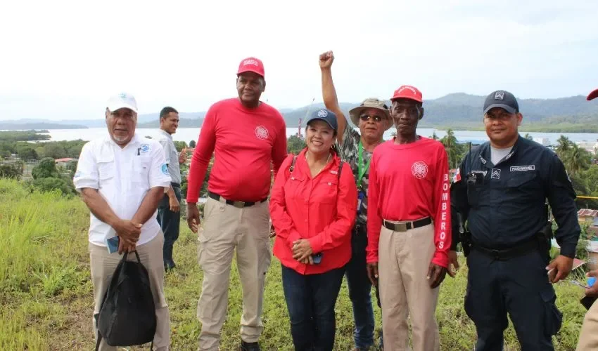 Personal de los camisas rojas participaron del evento. 