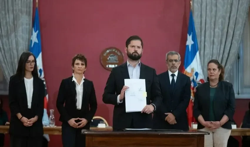 Fotografía cedida por presidencia de Chile, del mandatario, Gabriel Boric (c), junto a los ministros de Interior Carolina Toha (2i), de Justicia Luis Cordero (2d), de Defensa Maya Fernández y Secretaria General de Gobierno, Camila Vallejo (i) en Santiago (Chile). EFE/ Presidencia de Chile