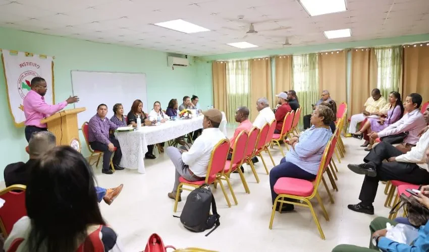 La reunión se desarrolló con varios docentes. 