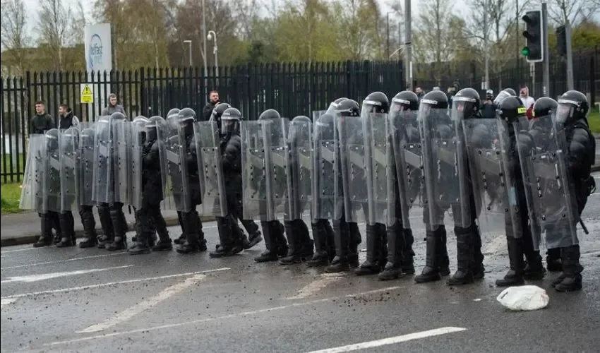 Despliegue policial el pasado sábado en Belfast, en vísperas de los actos conmemorativos del 25 aniversario de los acuerdos de paz de Viernes Santo. EFE/EPA/Mark MarlowDespliegue policial el pasado sábado en Belfast, en vísperas de los actos conmemorativos del 25 aniversario de los acuerdos de paz de Viernes Santo. EFE/EPA/Mark Marlow