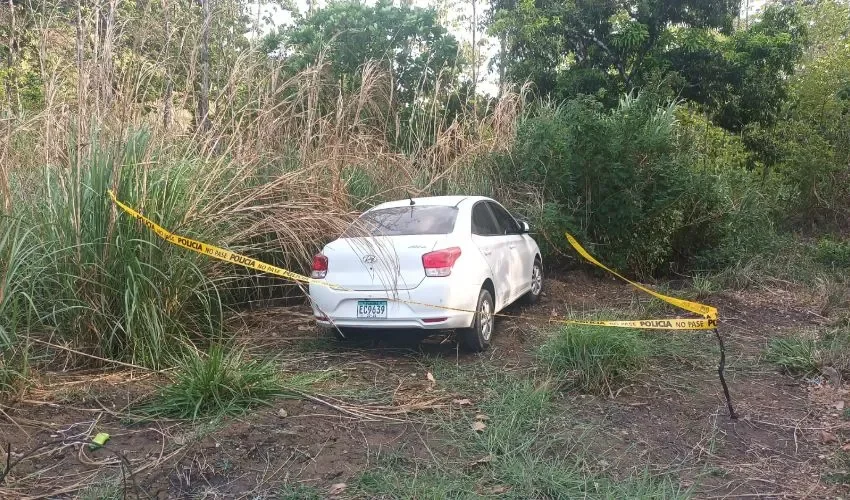 El auto fue revisado por la policía. 