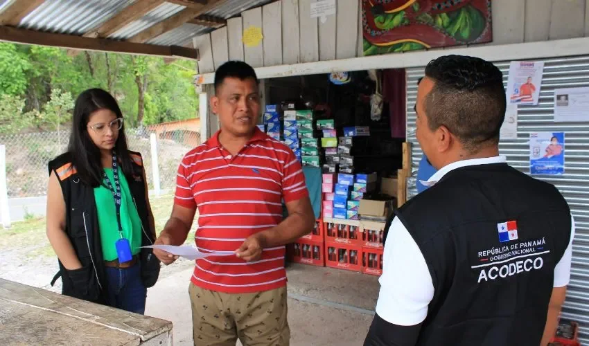 Visita de los inspectores de la Acodeco. 