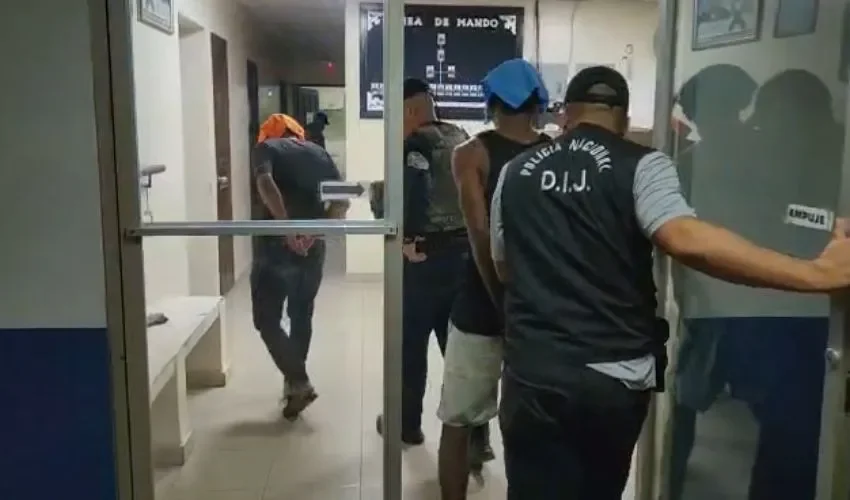 Momento del traslado de los detenidos. 