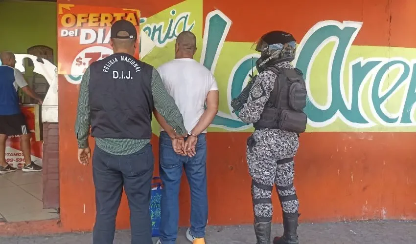 La persona fue conducida por los agentes. 