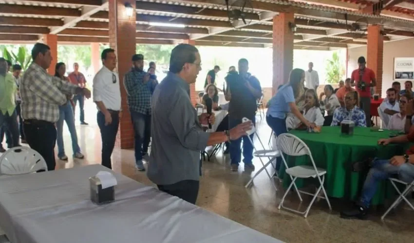 Las personas participaron con entusiamo en la reunión. 