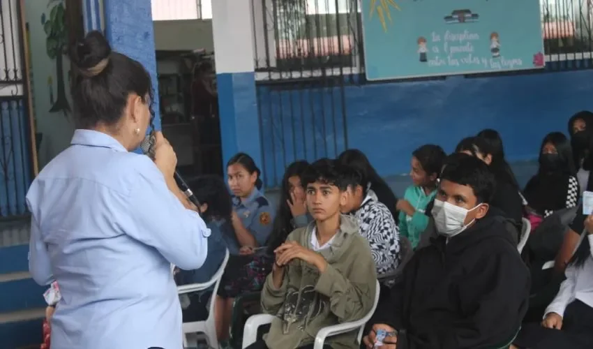 Los especialistas brinda asesoría a los jóvenes. 