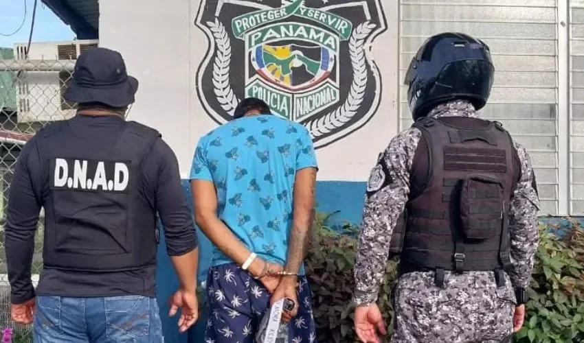 La policía condujo al detenido. 