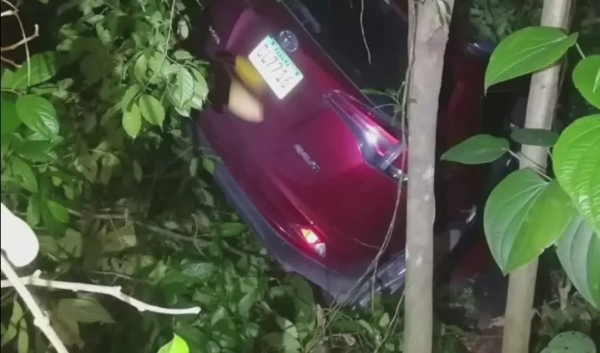 El auto quedó en un barranco. 