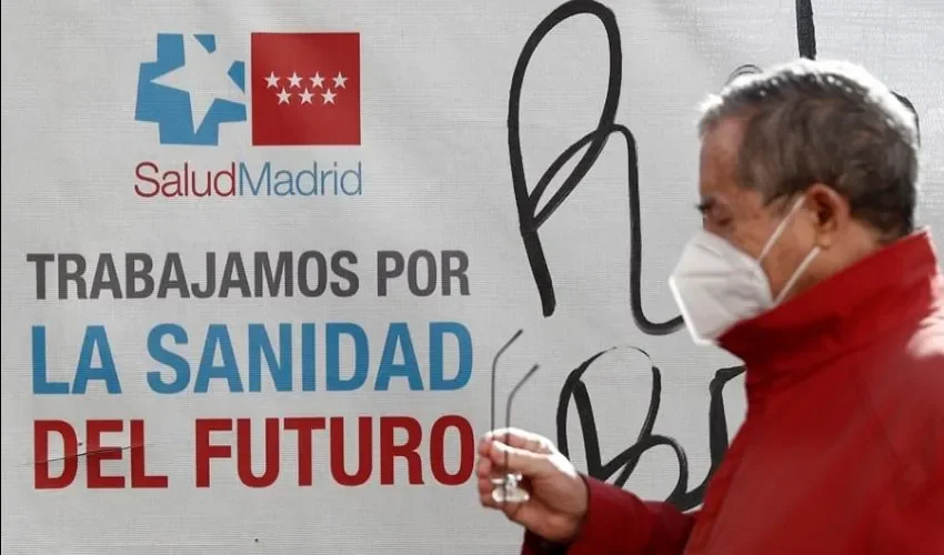 ¡ Un hombre con mascarilla a la salida del Hospital Gregorio Marañón. EFE/Mariscal