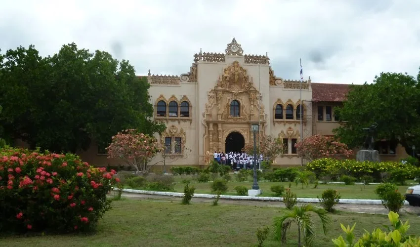 La escuela está en el ojo de la tormenta. 