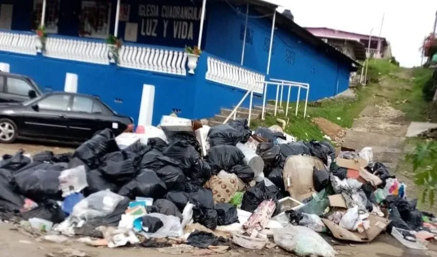 La basura se desborda en las esquinas. 