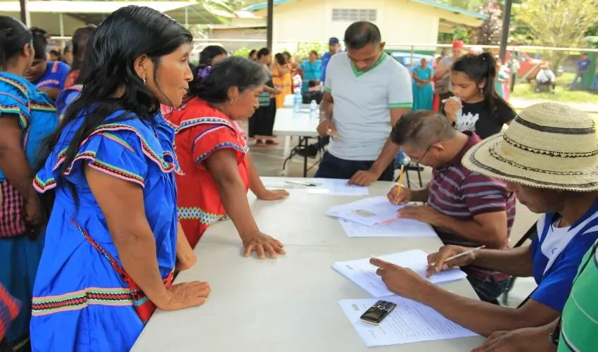 Las familias beneficiadas esperan el dinero. 