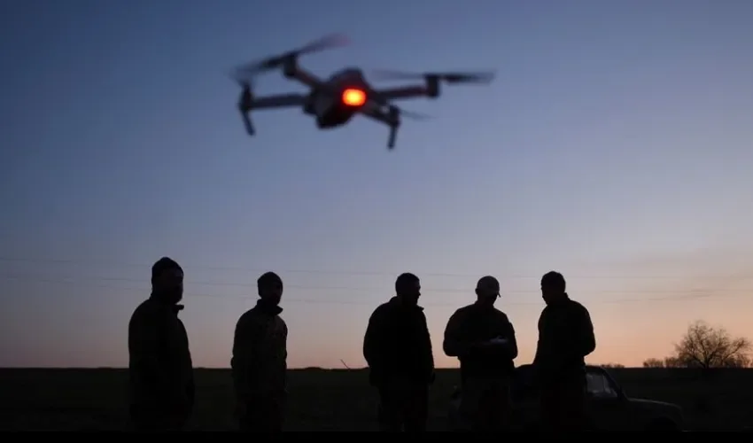 Soldados ucranianos manejan un dron, este martes en Lugansk (Ucrania).