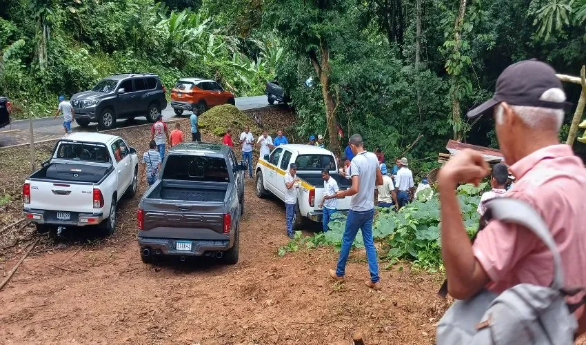 Las personas piden sus títulos de propiedad. 