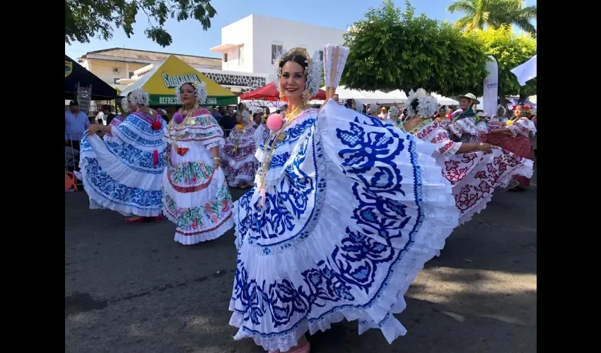 Hermosas mujeres engalanan el traje típico nacional. Fotos: Thays Domínguez