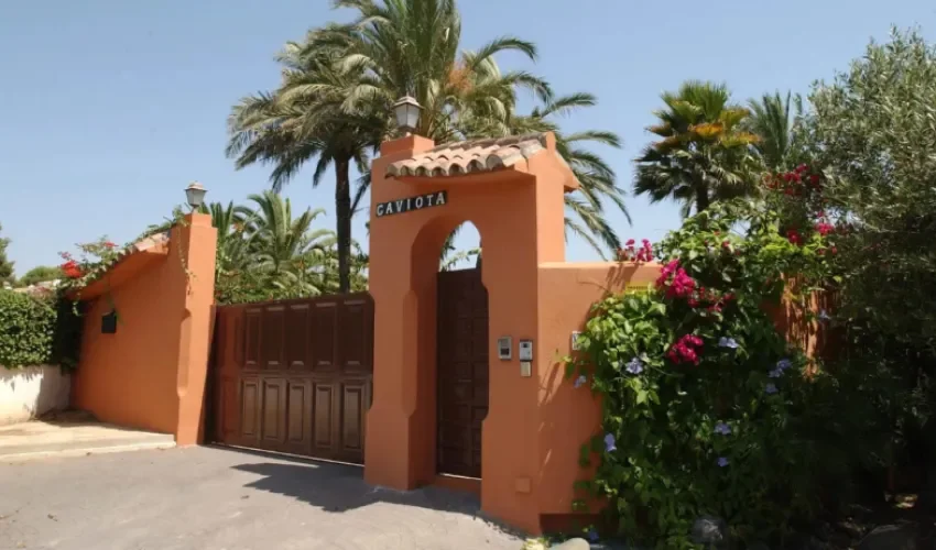 Fachada de la casa del actor Antonio Banderas en la localidad malagueña de Marbella, conocida como "La Gaviota". EFE/AL/ARCHIVO