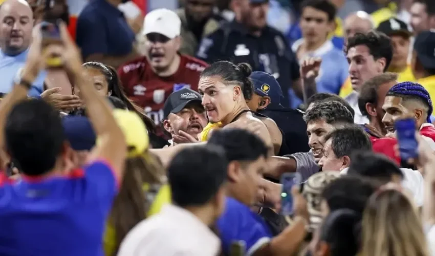 Darwin Núñez (C) de Uruguay se pelea con sus fans después de que Uruguay en la Copa América 2024. . EFE/EPA/BRIAN WESTERHOLT