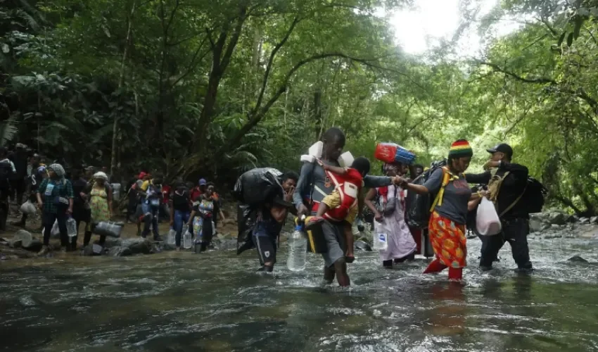 Fotografía de archivo que muestra a migrantes haitianos en su camino hacia Panamá por el Tapón del Darién. EFE/Mauricio Dueñas Castañeda