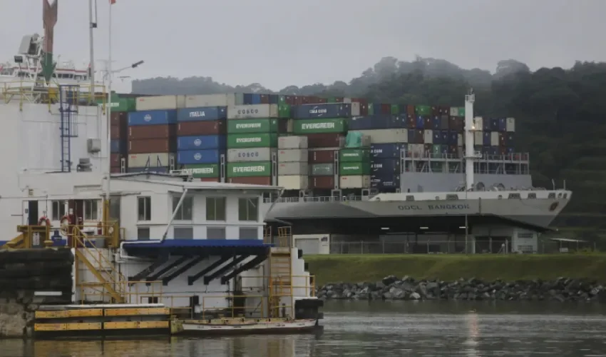 Fotografía de archivo de un buque que transita por el canal de Panamá. EFE/Carlos Lemos