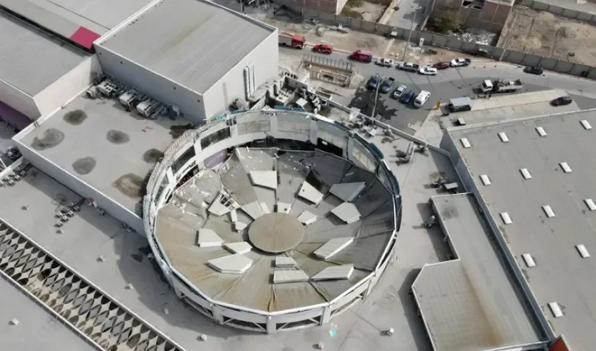 Fotografía aérea del techo colapsado del comercial Real Plaza en Trujillo (Perú). EFE/ Steffano Palomino