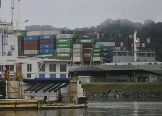  Fotografía de archivo de un buque que transita por el canal de Panamá. EFE/Carlos Lemos 