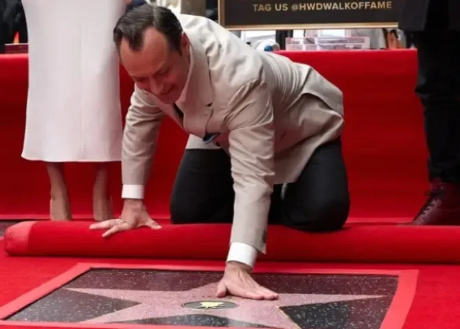  Jude Law toca su estrella en el Paseo de la Fama de Hollywood durante una ceremonia en Los Ángeles, California (EE.UU.). EFE/Allison Dinner 