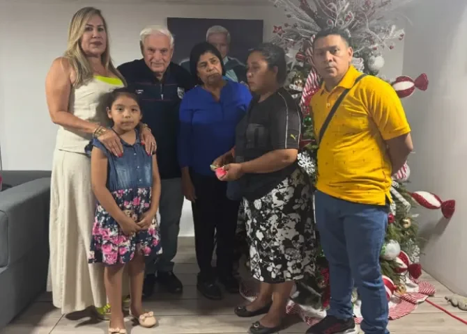  Expresidente Ricardo Martinelli realiza donación a familia de guardia fallecido en Loma Cová 