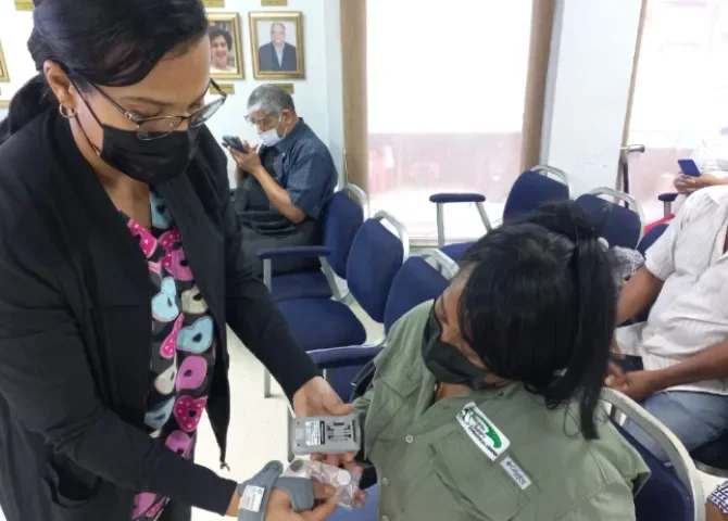  Pacientes diabéticos reciben instrucción sobre el manejo del glucómetro 