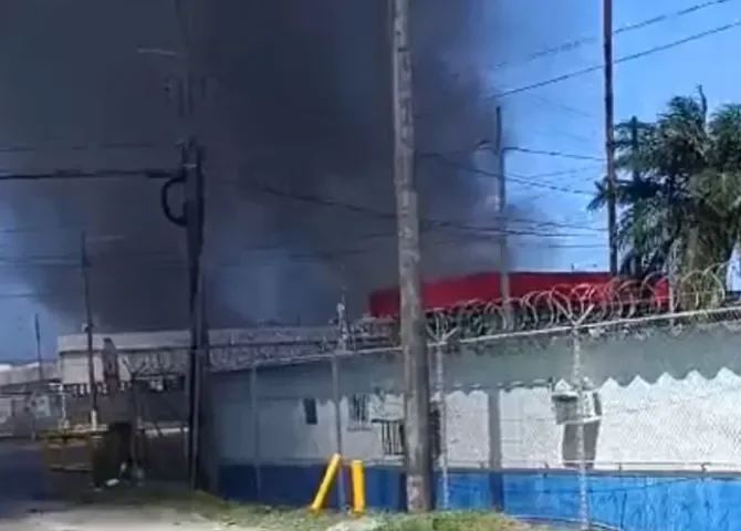  Fuga y fuego en refinería de petróleo provoca evacuación en Colón 