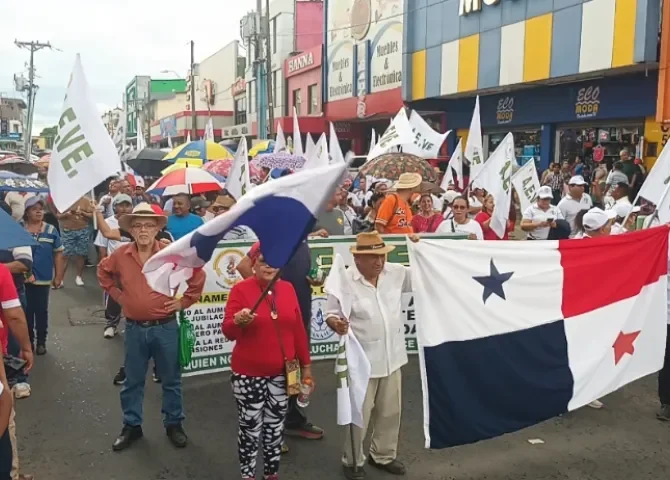  Docentes y comunidad de Santiago protestan contra el proyecto 163 