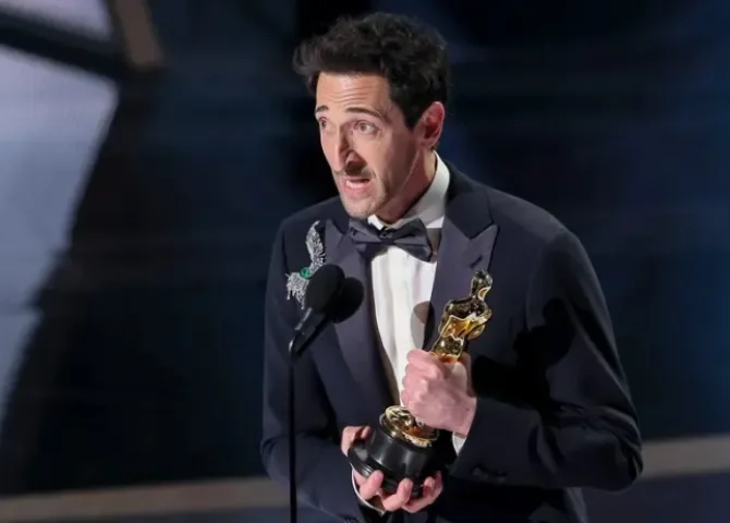  El actor Adrien Brody ofrece un discurso tras ganar el Óscar, por su papel en 'The Brutalist', el 3 de marzo de 2025. EFE/Allison Dinner 