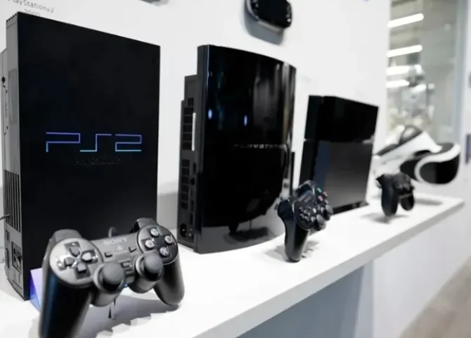  La consola PlayStation 2 (d), en la sala de exposiciones de la sede central de Sony en Tokio (Japón). EFE/EPA/Franck Robichon 