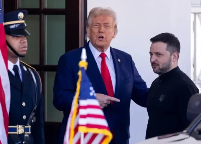  El presidente estadounidense, Donald Trump (i), junto al presidente ucraniano, Volodymyr Zelensky (d), en la Casa Blanca en Washington, DC, EE.UU., el pasado 28 de febrero de 2025. EFE/SHAWN THEW 