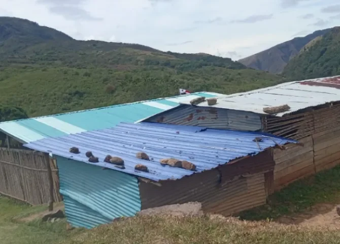  Escuela Alto Loro se cae a pedazos; los puentes peatonales son otra trampa de muerte 